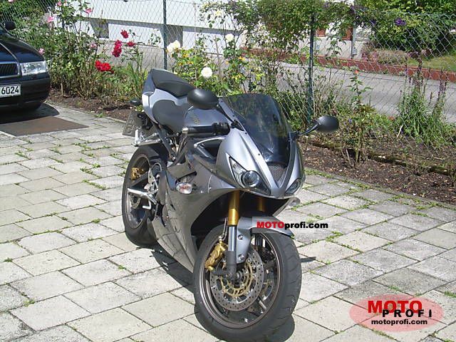 Triumph daytona 675 gris